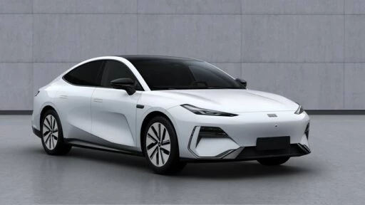 седан Geely Galaxy E8 сбоку спереди