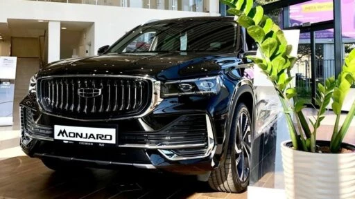 Geely Monjaro у дилера в автосалоне сбоку спереди М₂О в Санкт-Петербурге