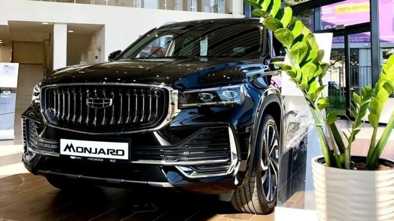 Geely Monjaro у дилера в автосалоне сбоку спереди М₂О в Санкт-Петербурге
