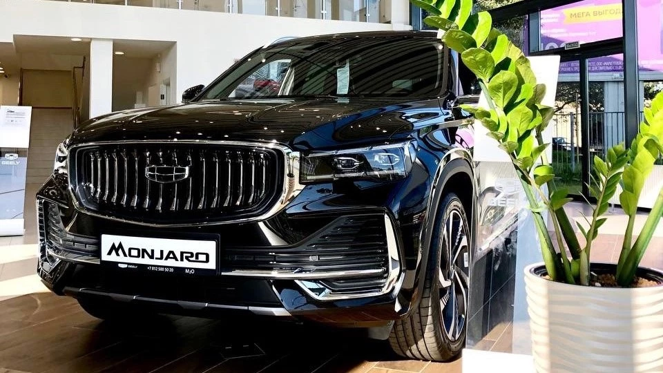 Geely Monjaro у дилера в автосалоне сбоку спереди М₂О в Санкт-Петербурге