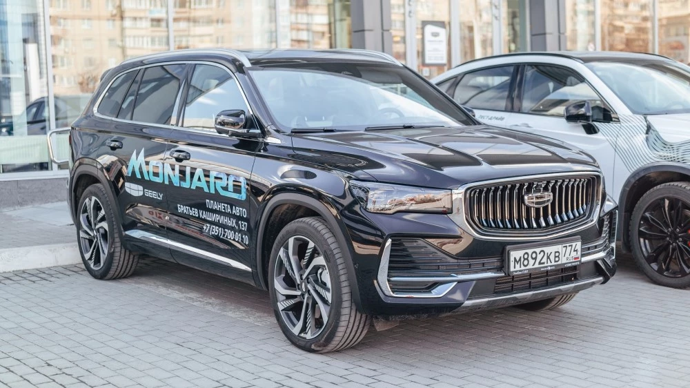 Geely Monjaro у дилера в автосалоне сбоку спереди Планета Авто тест-драйв Челябинск