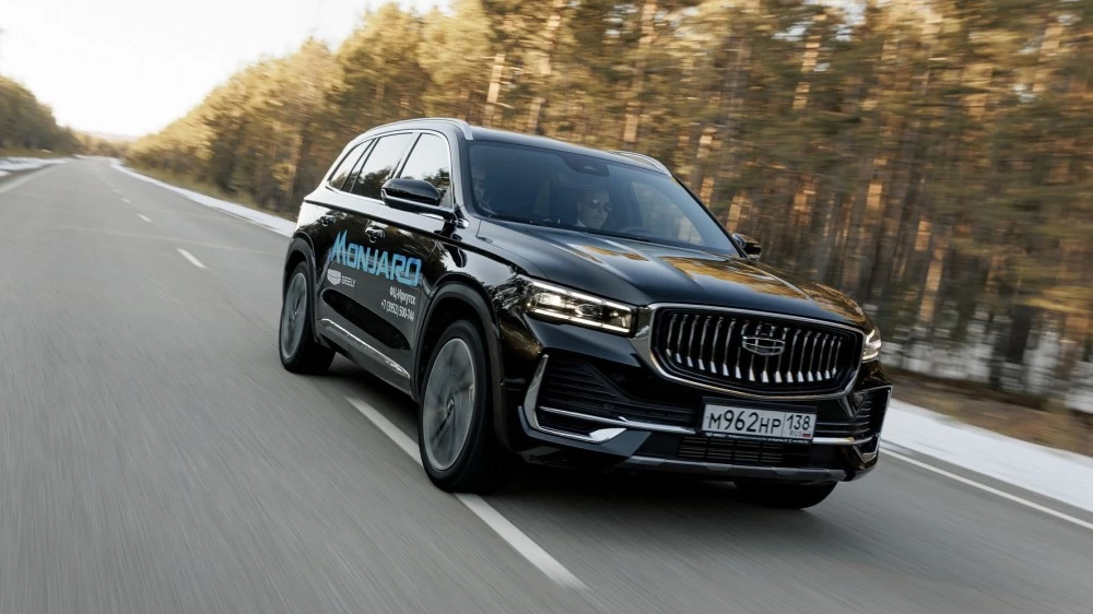 Geely Monjaro у дилера в автосалоне сбоку спереди ФЦ-Иркутск тест-драйв Иркутск