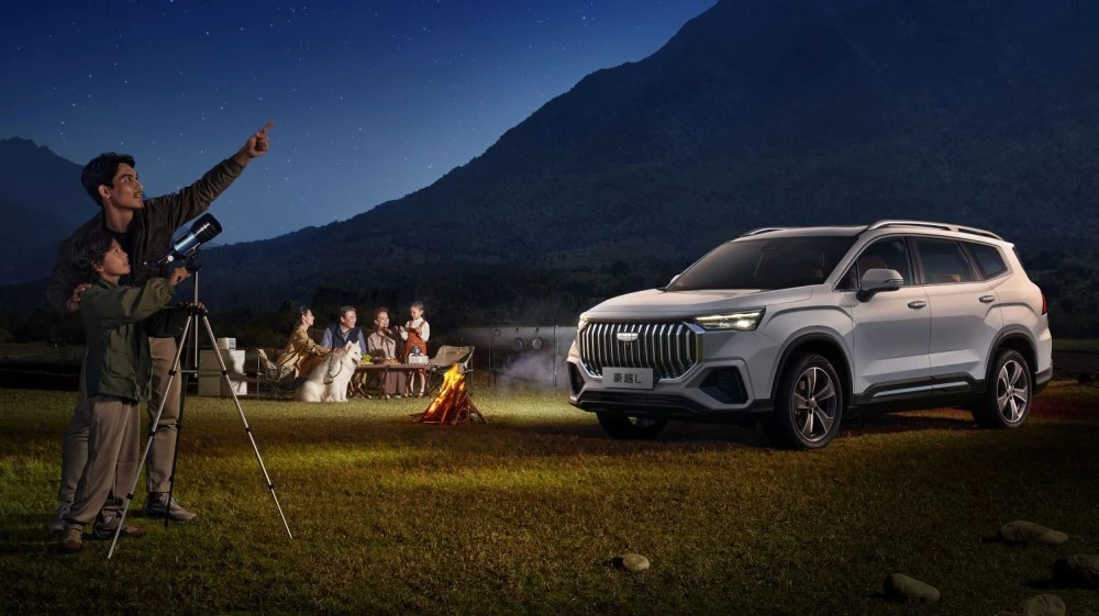 Geely Haoyue L Okavango L 2024 сбоку спереди