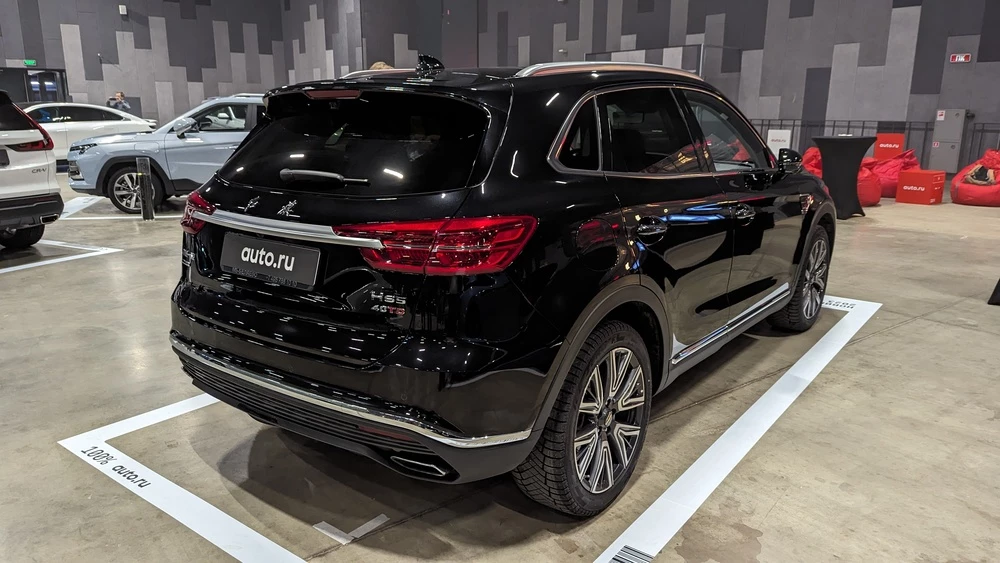 Кроссовер Hongqi HS5 сбоку сзади