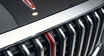 В России начались продажи двух новых моделей Hongqi. Это кроссовер и минивэн