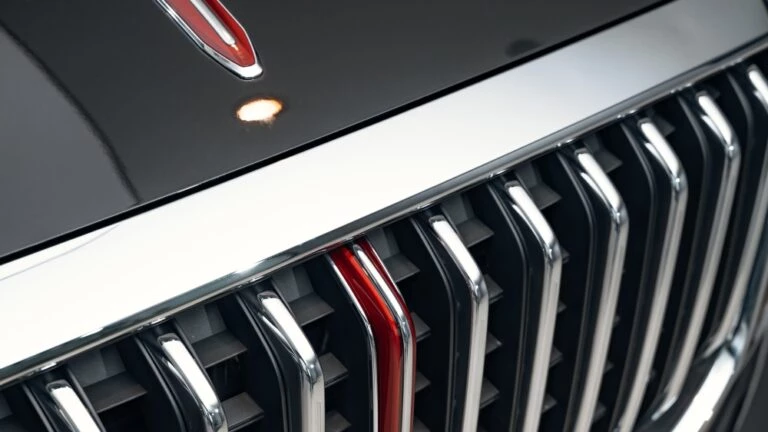 кроссовер Hongqi HS7 у дилера дизайн решетка хром