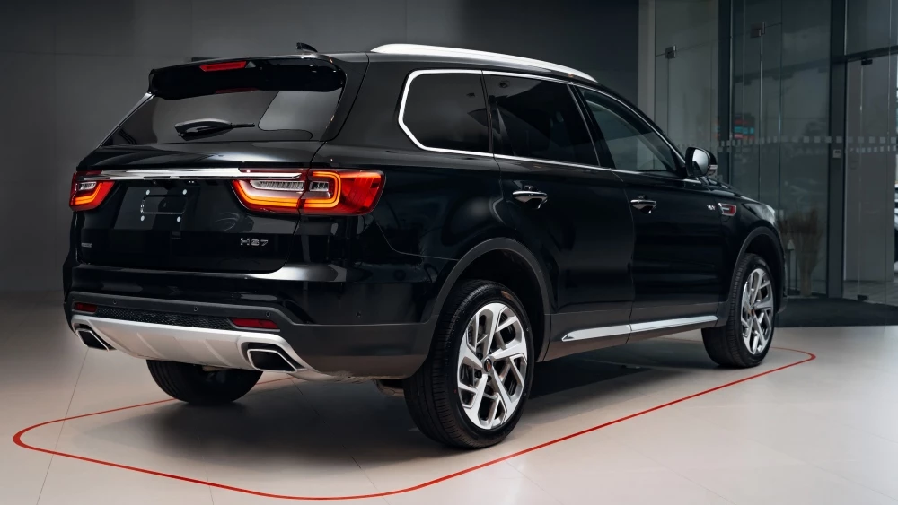 Кроссовер Hongqi HS7 у дилеров в автосалоне новый официальный дилер сзади сбоку Авилон