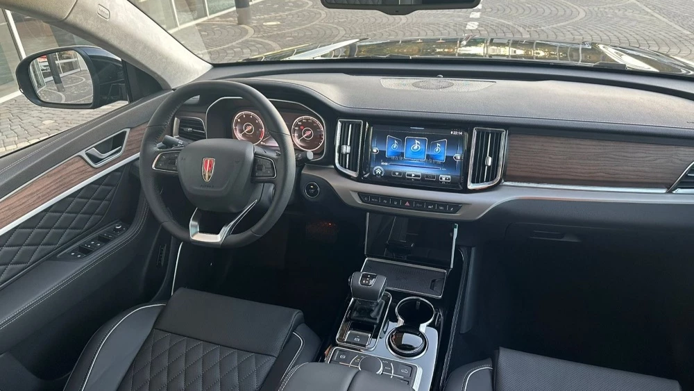 Кроссовер Hongqi HS7 у дилеров в автосалоне новый официальный дилер салон интерьер Авилон