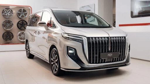 Минивэн Hongqi HQ9 у дилеров в автосалоне новый официальный дилер спереди сбоку Авилон