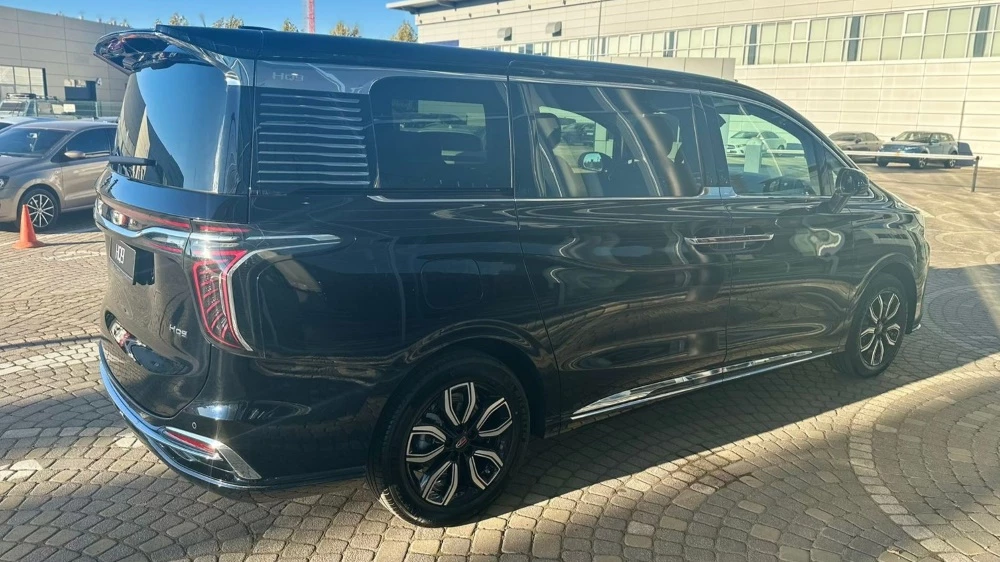 Минивэн Hongqi HQ9 у дилеров в автосалоне новый официальный дилер сзади сбоку Ключавто