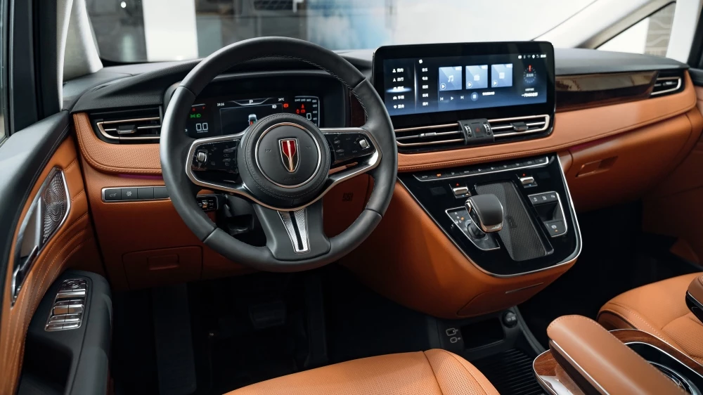 Минивэн Hongqi HQ9 у дилеров в автосалоне новый официальный дилер салон интерьер Авилон