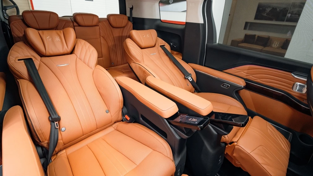 Минивэн Hongqi HQ9 у дилеров в автосалоне новый официальный дилер салон интерьер Авилон второй ряд