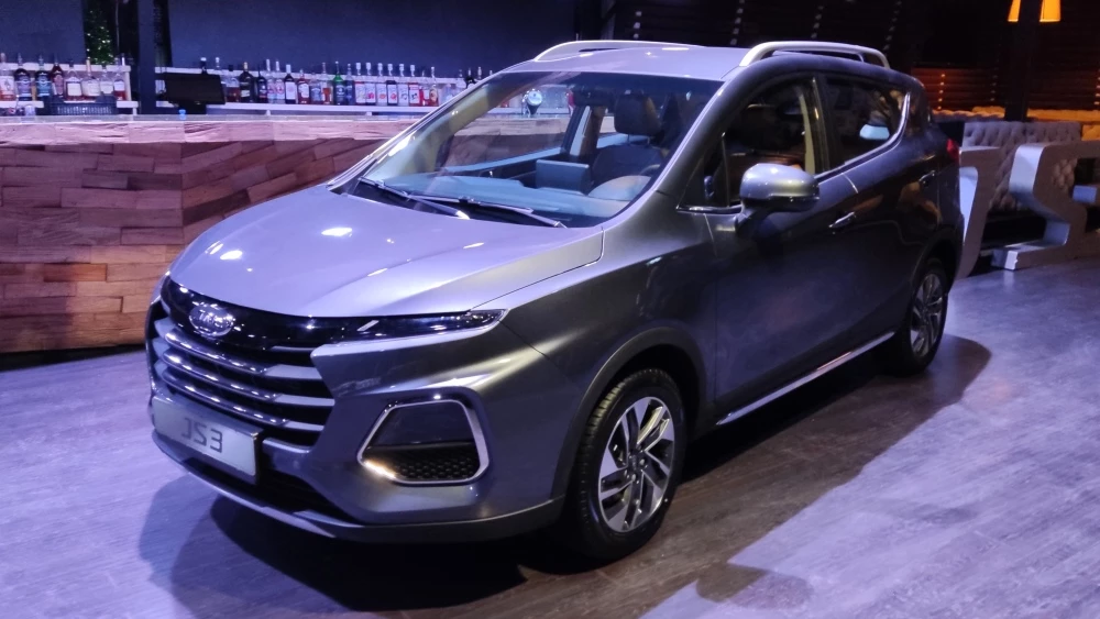 Кроссовер до двух миллионов рублей. В России представили JAC JS3: цены и впечатления JAC JS3 сбоку спереди на презентации