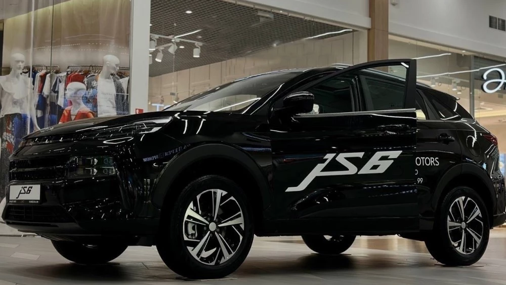 JAC JS6 цены у дилера новый в торговом центре сбоку спереди