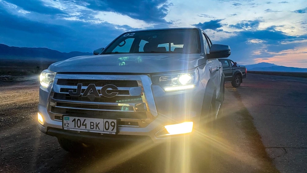 пикап JAC T8 Pro тест-драйв в Казахстане фары спереди ночью