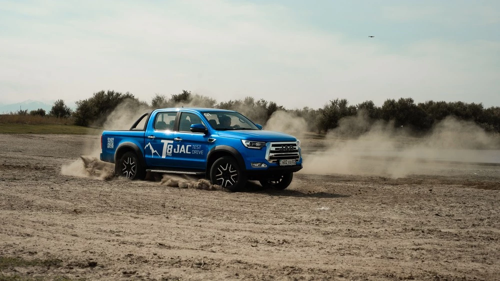 пикап JAC T8 Pro тест-драйв в Казахстане сбоку спереди в динамике полный привод бездорожье