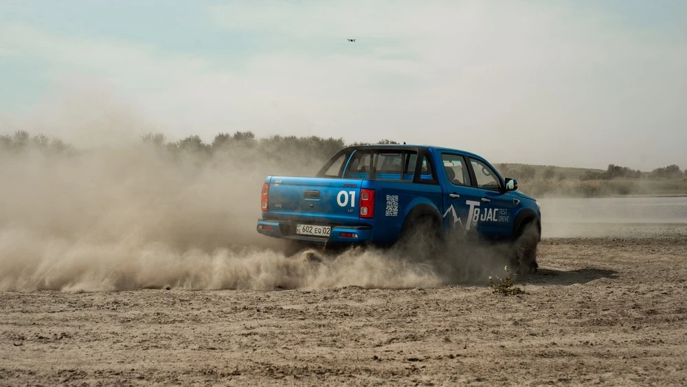 пикап JAC T8 Pro тест-драйв в Казахстане сбоку сзади в динамике полный привод бездорожье