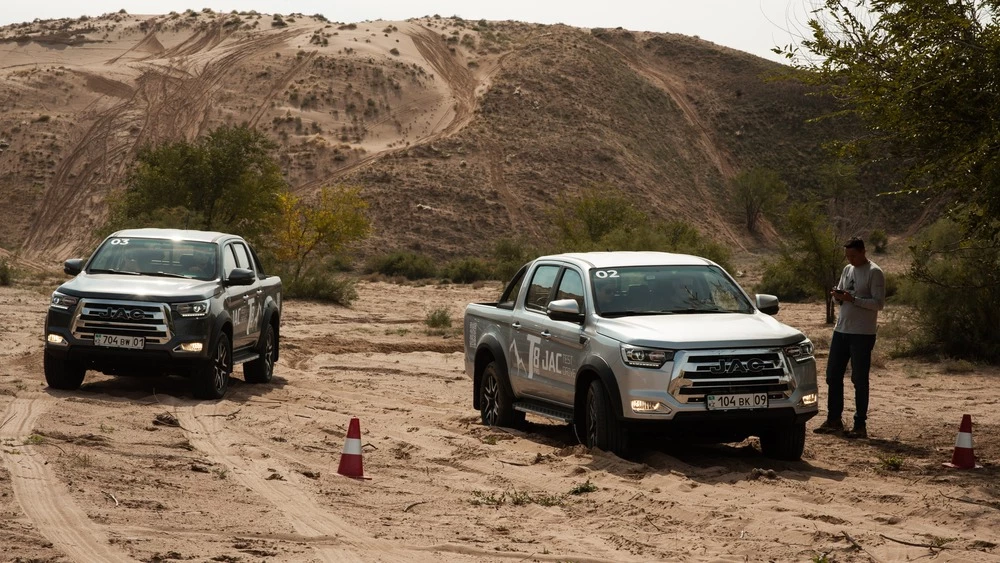 пикап JAC T8 Pro тест-драйв в Казахстане сбоку спереди в статике полный привод бездорожье