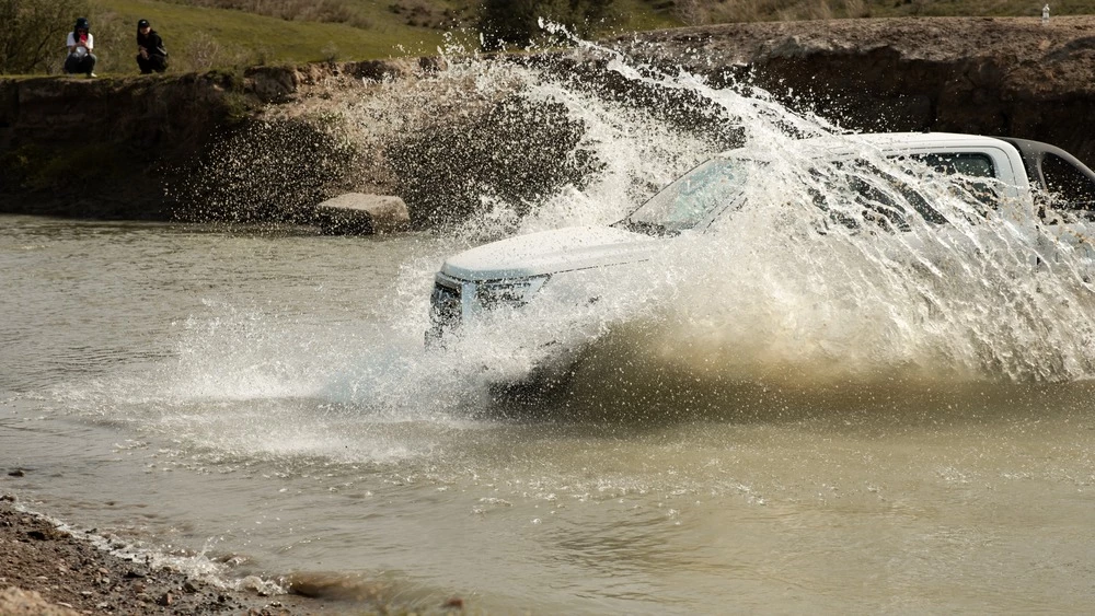 пикап JAC T8 Pro тест-драйв в Казахстане сбоку спереди в динамике полный привод бездорожье в воде преодоление брода