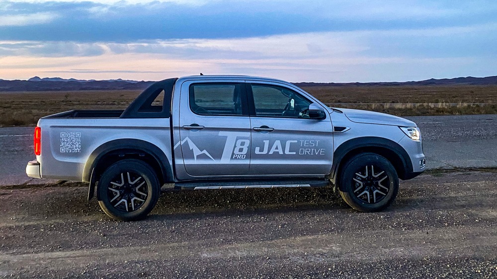 пикап JAC T8 Pro тест-драйв в Казахстане сбоку