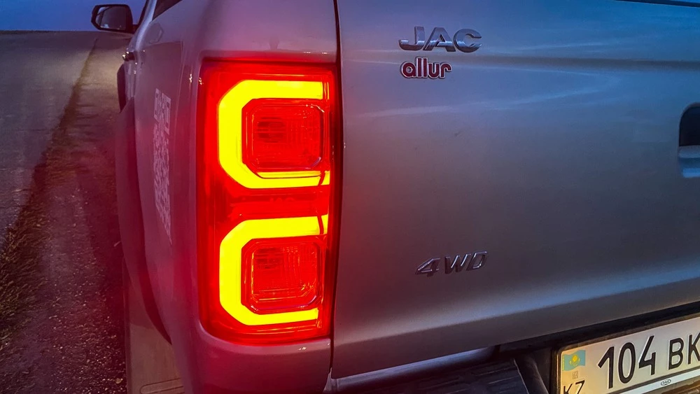 пикап JAC T8 Pro тест-драйв в Казахстане фонари сзади ночью