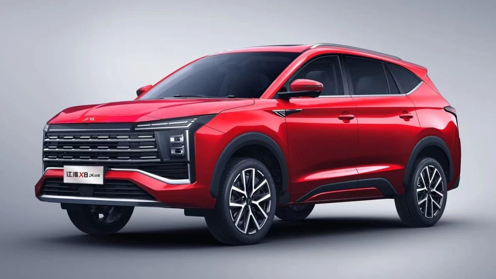 Сложности с названиями. JAC представил старый-новый кроссовер JAC X8 Plus сбоку спереди официальное фото