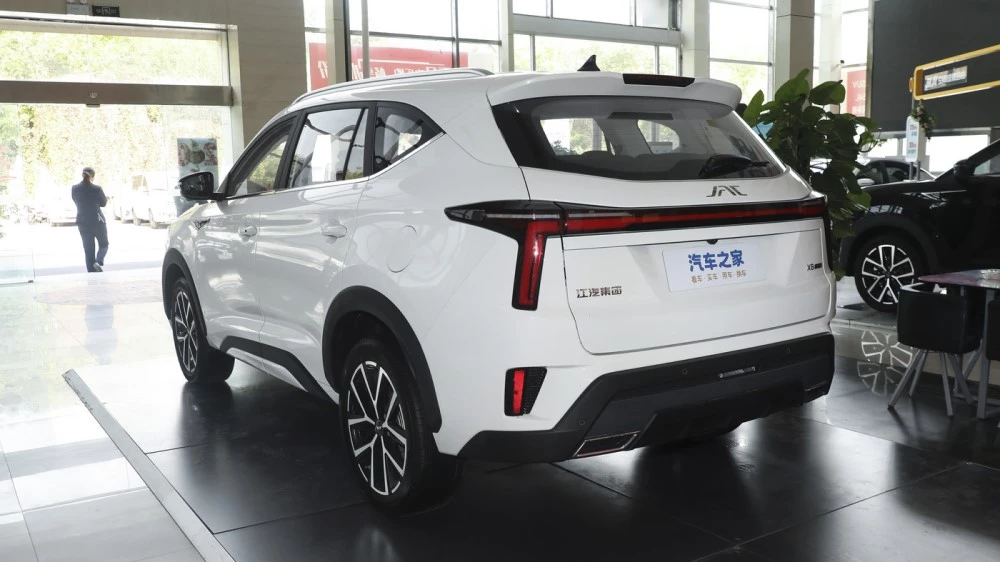JAC X8 Plus сбоку сзади в автосалоне