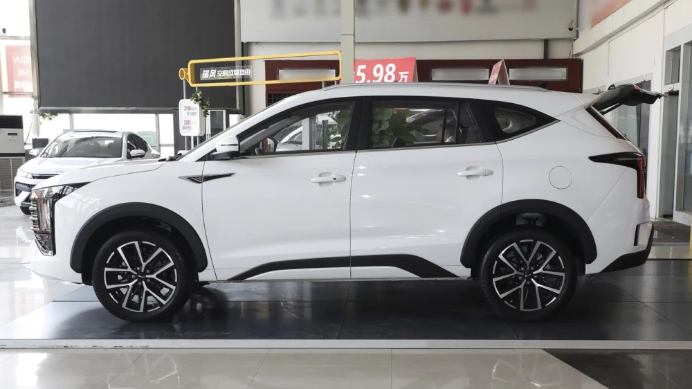 JAC X8 Plus сбоку в автосалоне