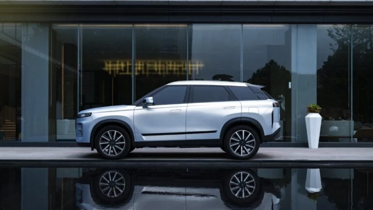 Кроссовер Jaecoo J7 сбоку