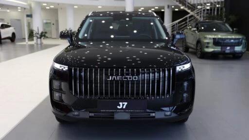 JAECOO J7 Бизнес Кар Каширский спереди в автосалоне
