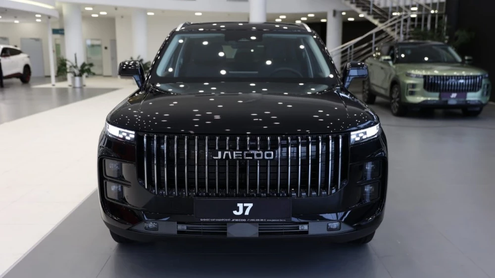 JAECOO J7 – инновации и технологии на страже безопасности JAECOO J7 Бизнес Кар Каширский спереди в автосалоне