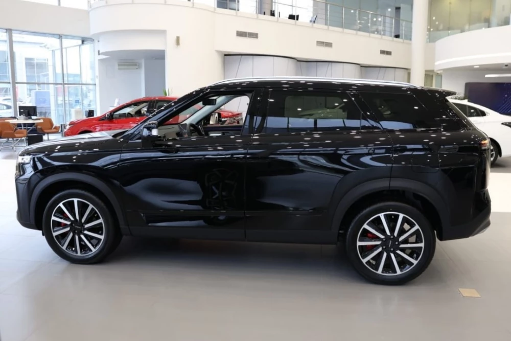 JAECOO J7 Бизнес Кар Каширский сбоку в автосалоне