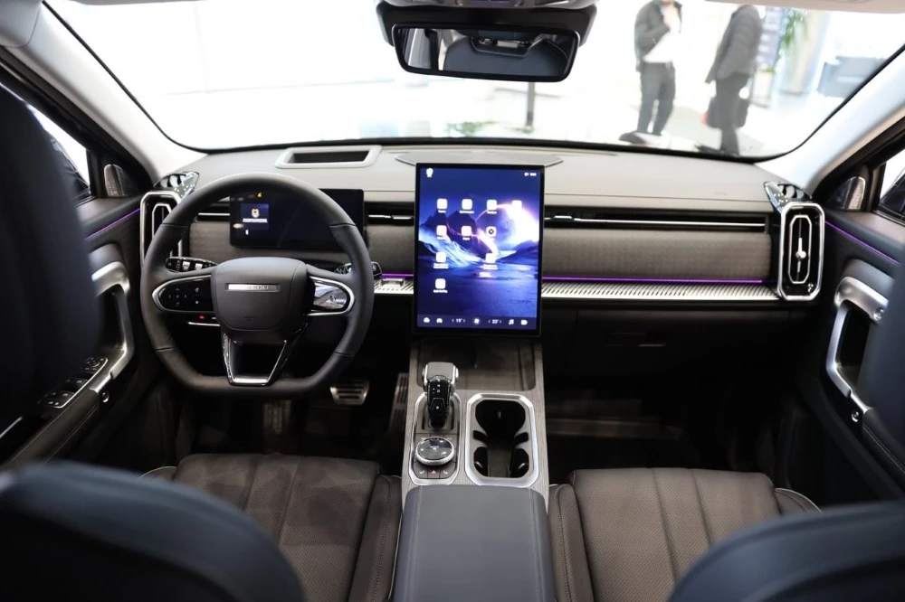 JAECOO J7 Бизнес Кар Каширский салон интерьер спереди в автосалоне