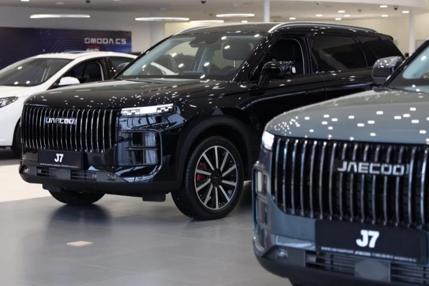 JAECOO J7 Бизнес Кар Каширский сбоку спереди в автосалоне