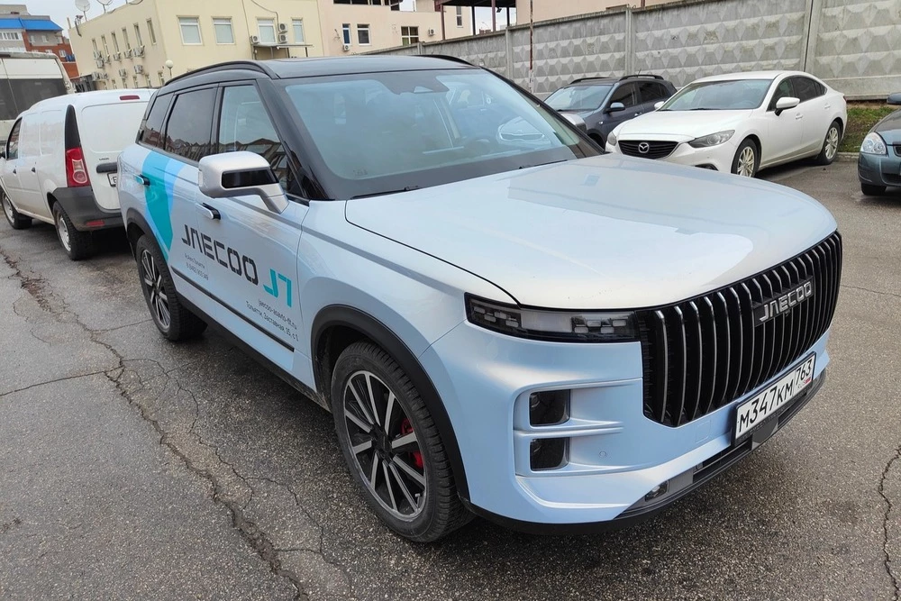 jaecoo j7 спереди сбоку