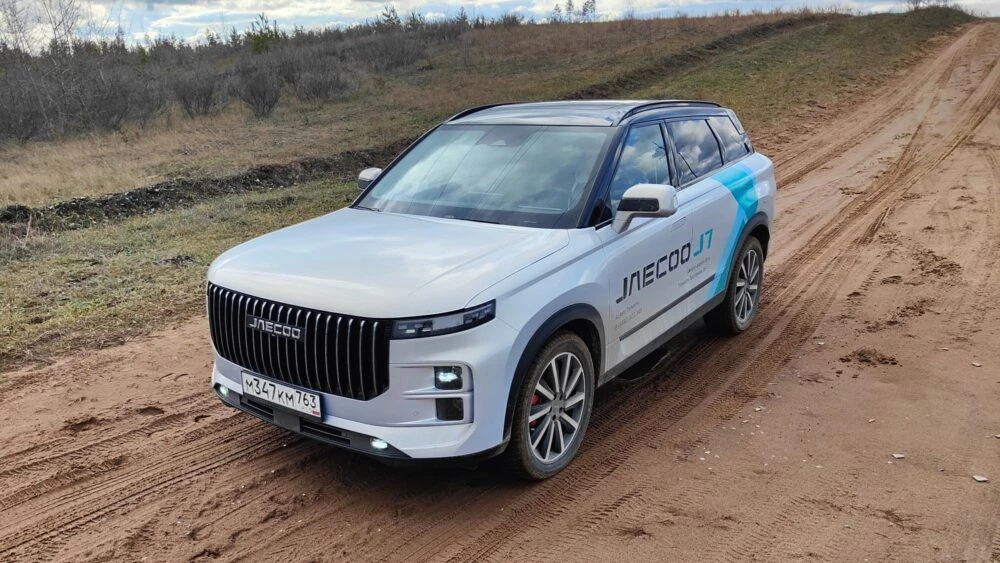 Jaecoo J7 Мишин на бездорожье тест сбоку спереди