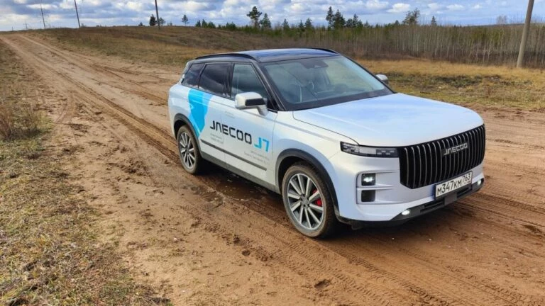 Jaecoo J7 Мишин на бездорожье тест сбоку спереди