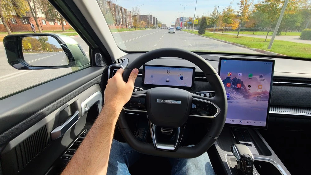 Jaecoo J7 салон интерьер водитель за рулем