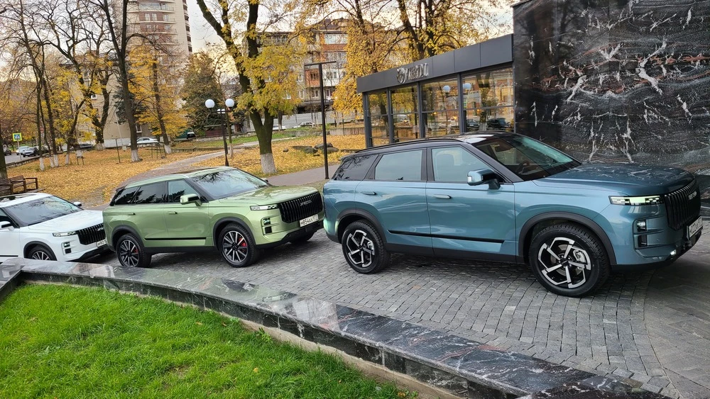 Jaecoo J7 сбоку в статике разные цвета