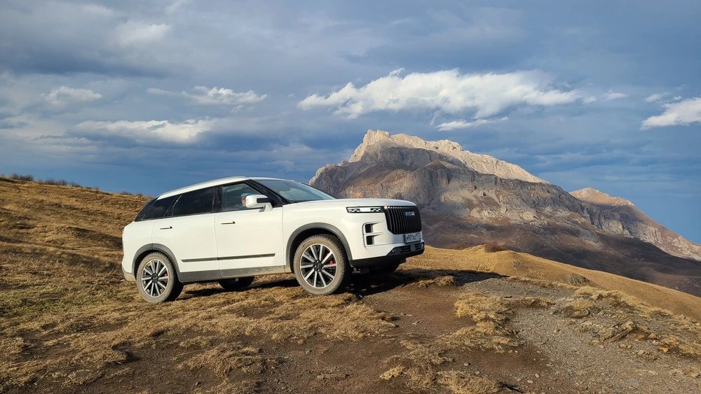 Jaecoo J7 сбоку в статике