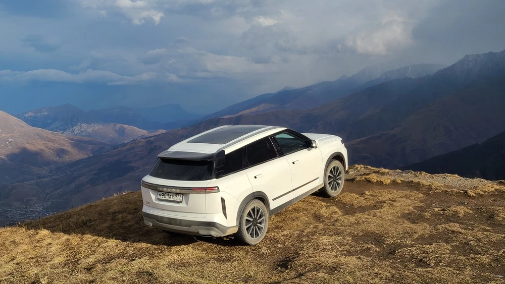 Jaecoo J7 сбоку сзади в статике