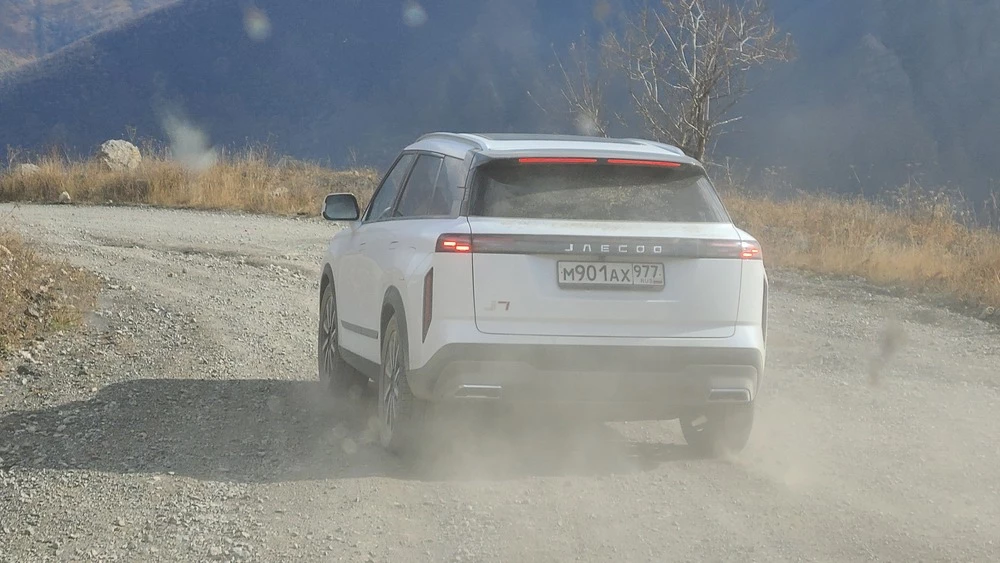 Jaecoo J7 сбоку сзади в динамике едет