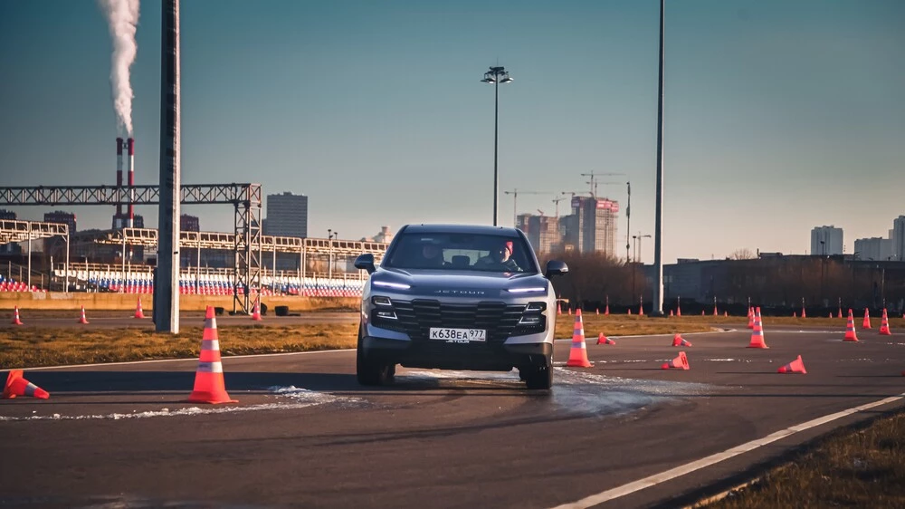 Jetour Dashing в динамике полигон спереди сбоку