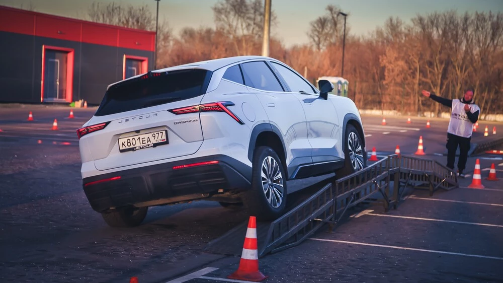 Jetour Dashing в динамике полигон сзади сбоку вывешивание