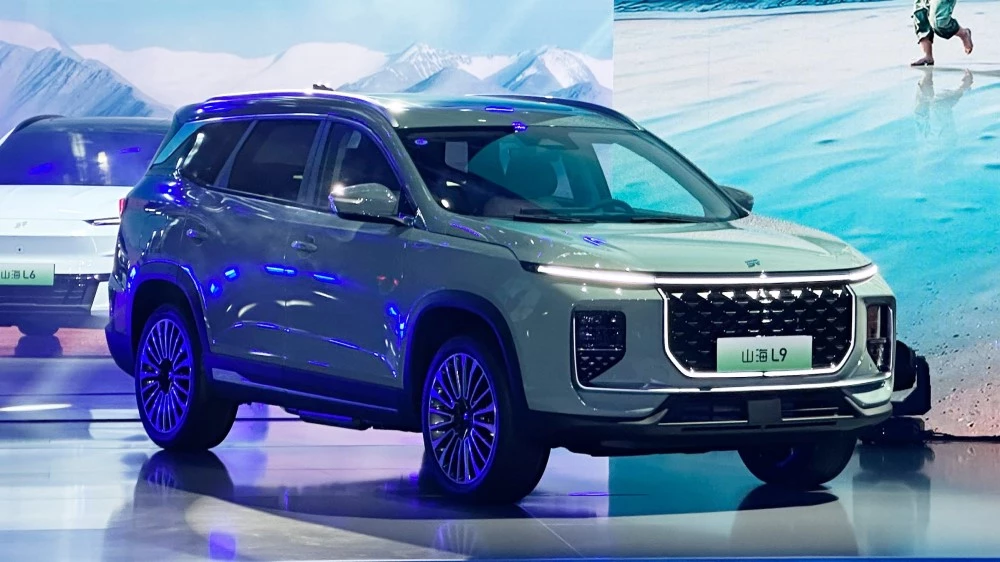 Jetour Shanhai L9 сбоку спереди на презентации