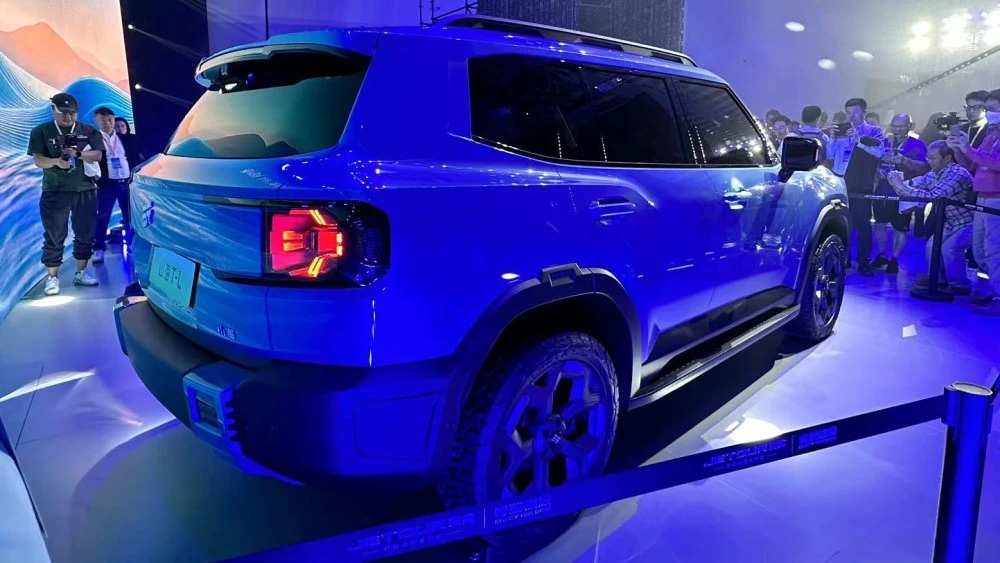 Гибридный кроссовер Jetour Shanhai T-L сбоку сзади