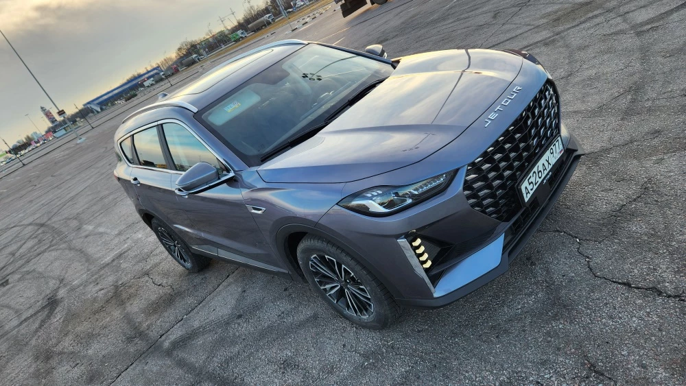 Дешевле и лучше Chery? Наш тест-драйв большого кроссовера Jetour X70 Plus Jetour X70 Plus сбоку спереди