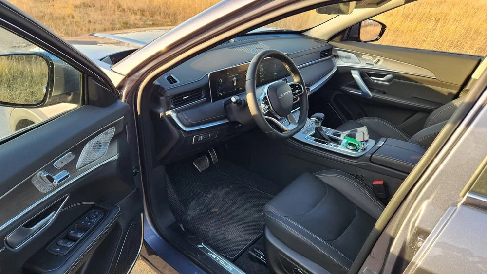Jetour X70 Plus салон интерьер первый ряд