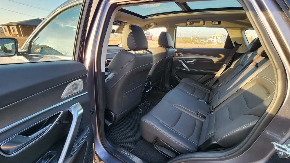 Jetour X70 Plus салон интерьер второй ряд