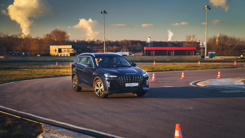 Jetour X70 Plus в динамике полигон спереди сбоку